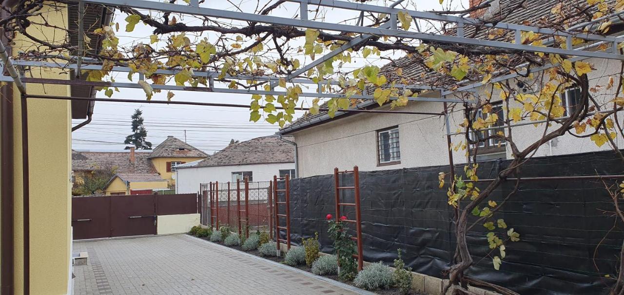 Yellow House Sibiu Luaran gambar