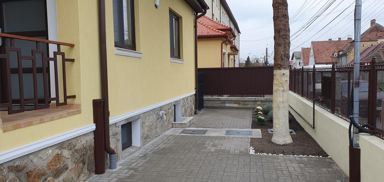 Yellow House Sibiu Luaran gambar